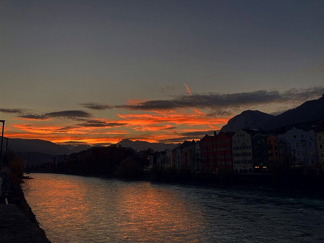 Herbstliche Abendstimmung in Innsbruck mit Blick innaufwärts