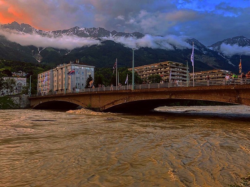 hochwasserführender Inn in Innsbruck